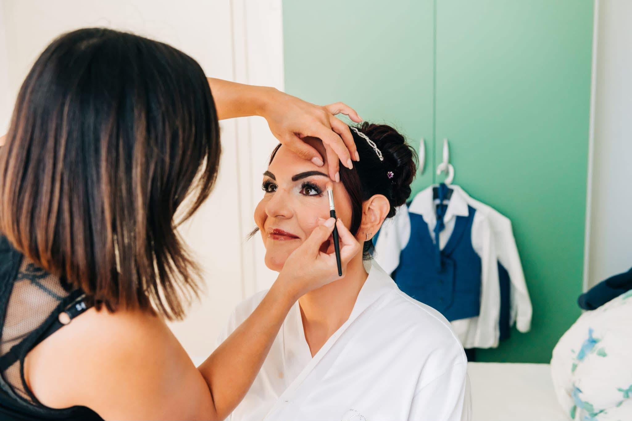 Annabell al lavoro come make-up artist
